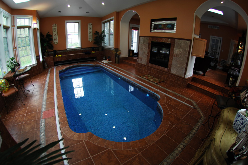 Modelo de piscina bohemia pequeña interior y a medida con suelo de baldosas