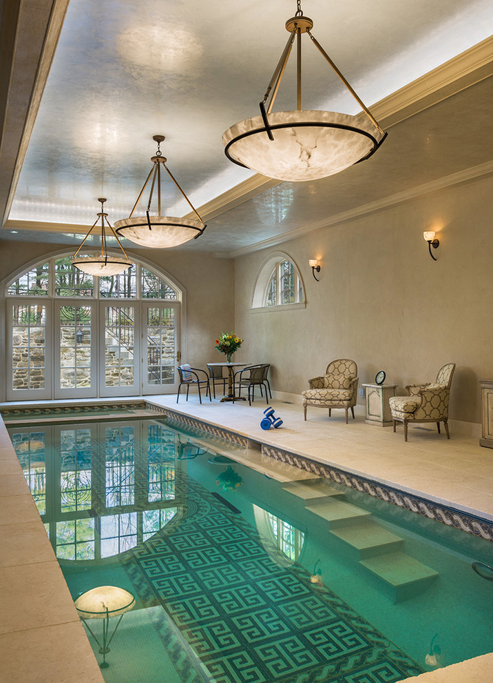 Foto di una piscina coperta classica rettangolare con piastrelle e una vasca idromassaggio