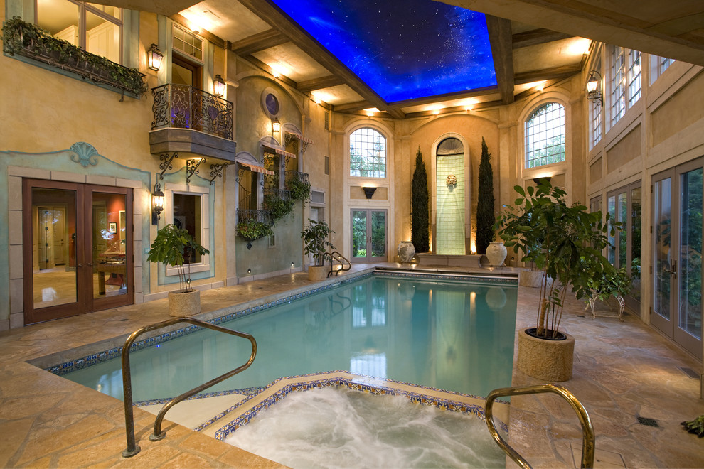 Inspiration pour une piscine intérieure traditionnelle.
