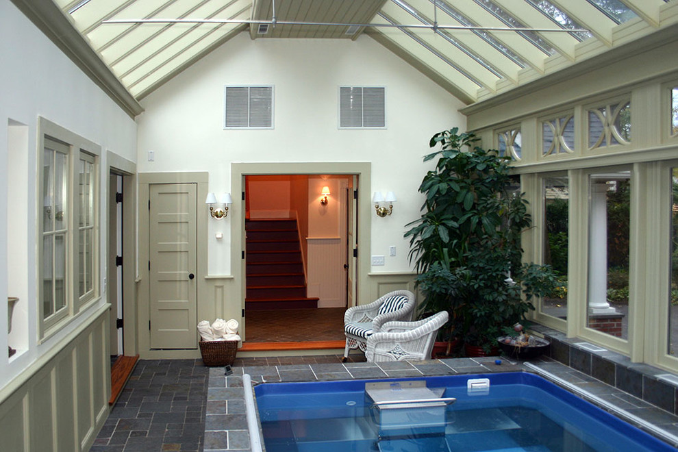Foto de casa de la piscina y piscina elevada tradicional pequeña interior y rectangular con adoquines de piedra natural