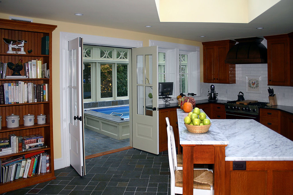 Diseño de casa de la piscina y piscina elevada tradicional pequeña interior y rectangular con adoquines de piedra natural