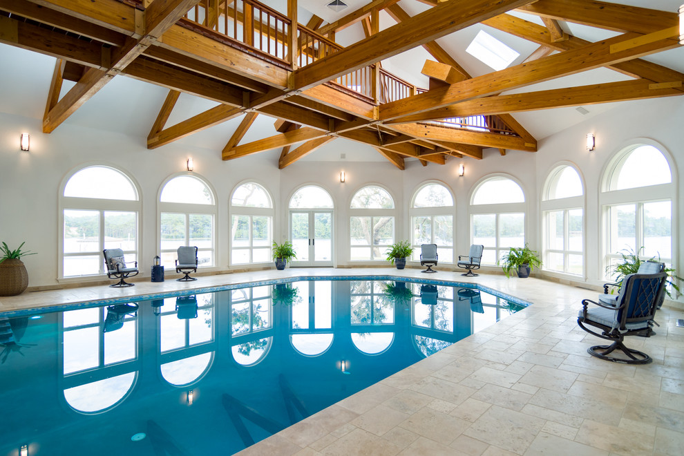 Пример оригинального дизайна: большой бассейн произвольной формы в доме в морском стиле с покрытием из каменной брусчатки