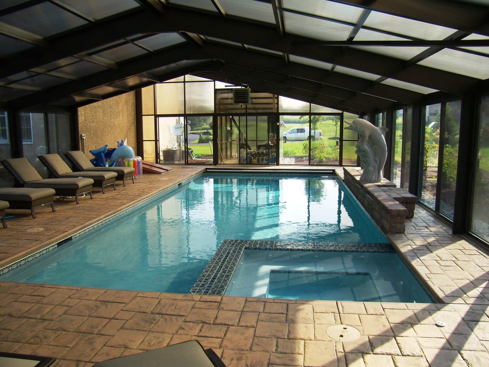 Imagen de piscina con fuente clásica rectangular y interior con suelo de hormigón estampado