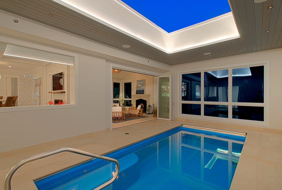 Пример оригинального дизайна: прямоугольный, спортивный бассейн среднего размера в доме в современном стиле с домиком у бассейна и покрытием из плитки