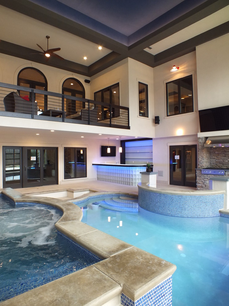 Foto di una piscina coperta minimal personalizzata di medie dimensioni con una vasca idromassaggio