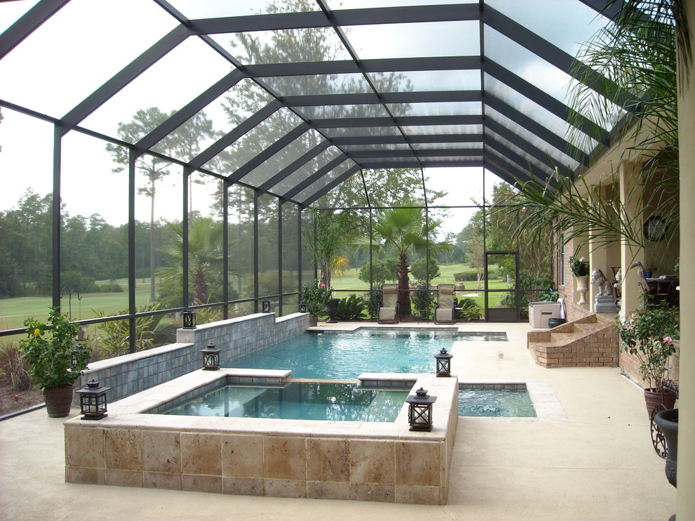 Пример оригинального дизайна: большой прямоугольный бассейн в доме с домиком у бассейна и покрытием из бетонных плит
