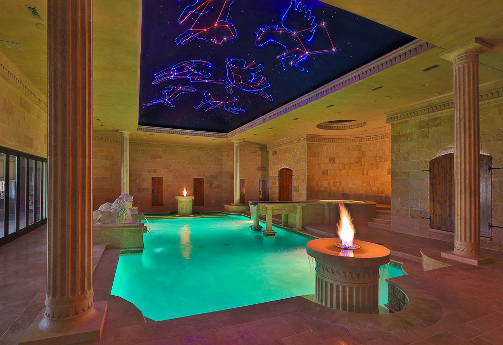 Großer Mediterraner Indoor-Pool in rechteckiger Form mit Natursteinplatten in Dallas