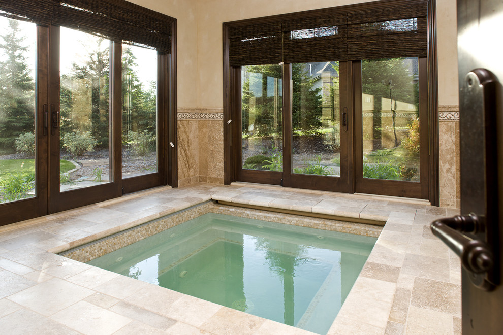 Ejemplo de piscina clásica interior