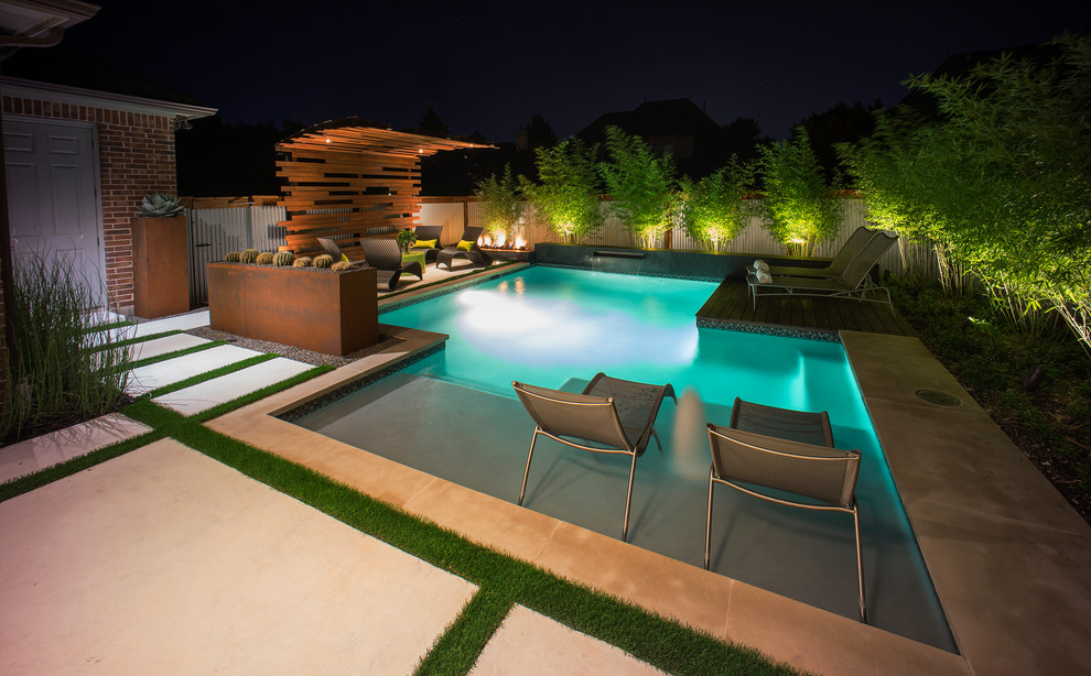 Kleiner Asiatischer Pool hinter dem Haus in rechteckiger Form mit Betonplatten in Dallas