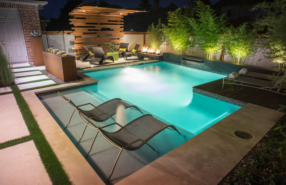 Ejemplo de piscina urbana pequeña rectangular en patio trasero con adoquines de hormigón