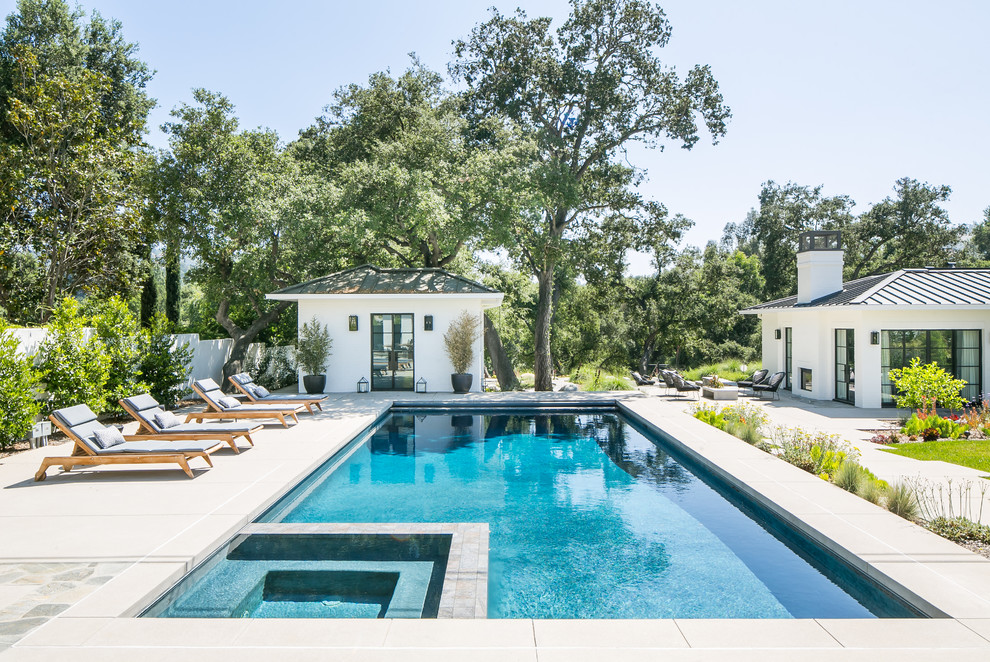 Стильный дизайн: прямоугольный бассейн в современном стиле с домиком у бассейна и покрытием из бетонных плит - последний тренд