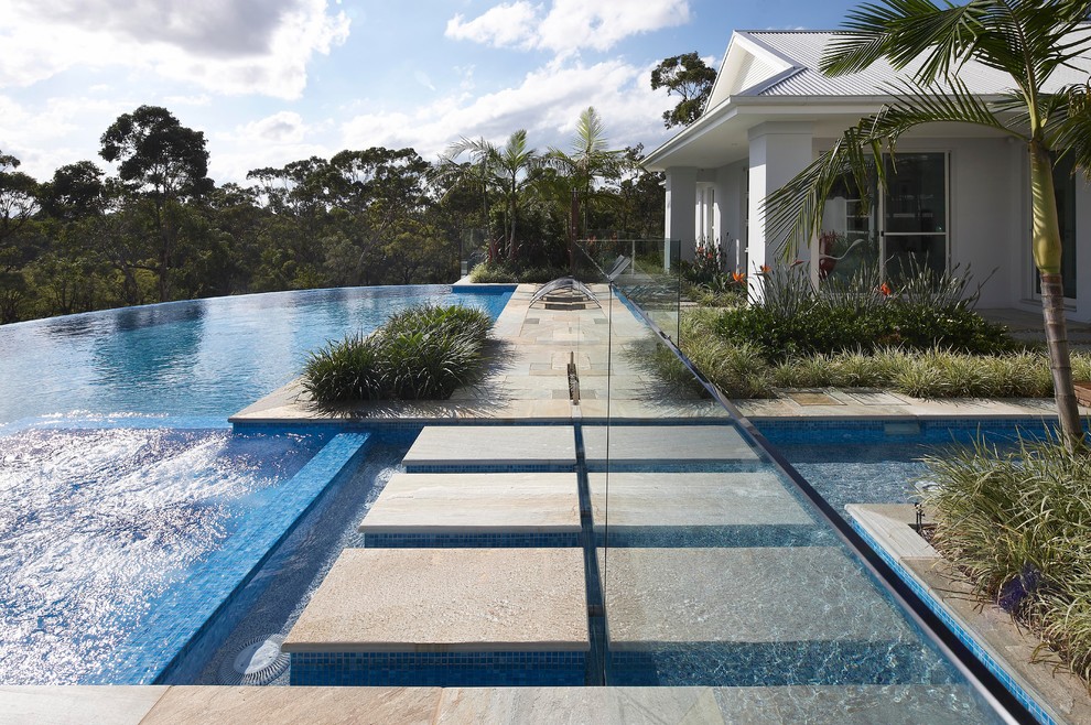 Foto di una piscina a sfioro infinito design