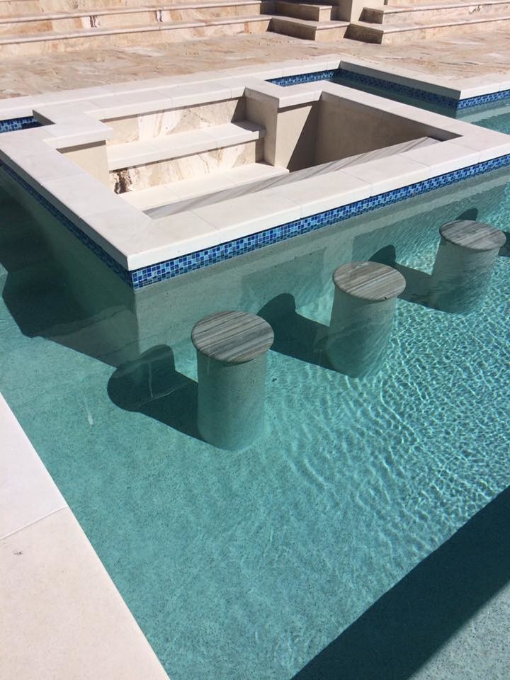 Ispirazione per una grande piscina a sfioro infinito minimal rettangolare dietro casa con una vasca idromassaggio e piastrelle