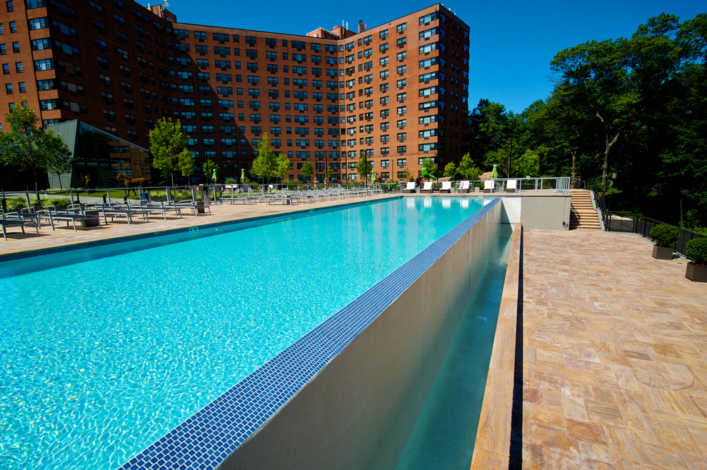 Geräumiger Moderner Infinity-Pool hinter dem Haus in rechteckiger Form mit Wasserspiel und Natursteinplatten in Philadelphia