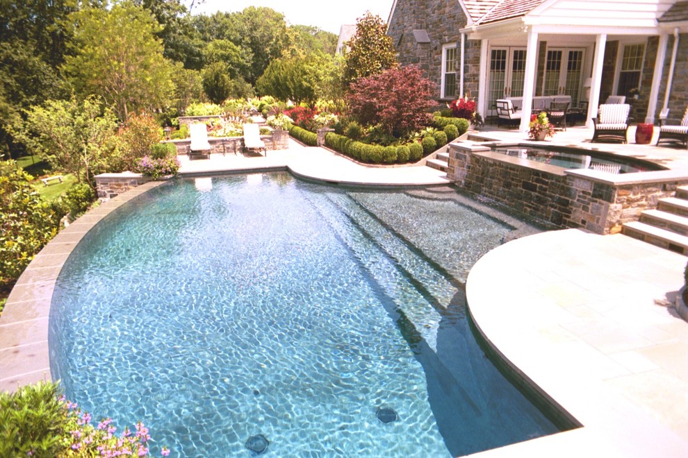 Свежая идея для дизайна: большой бассейн-инфинити произвольной формы на заднем дворе в классическом стиле с джакузи и покрытием из каменной брусчатки - отличное фото интерьера