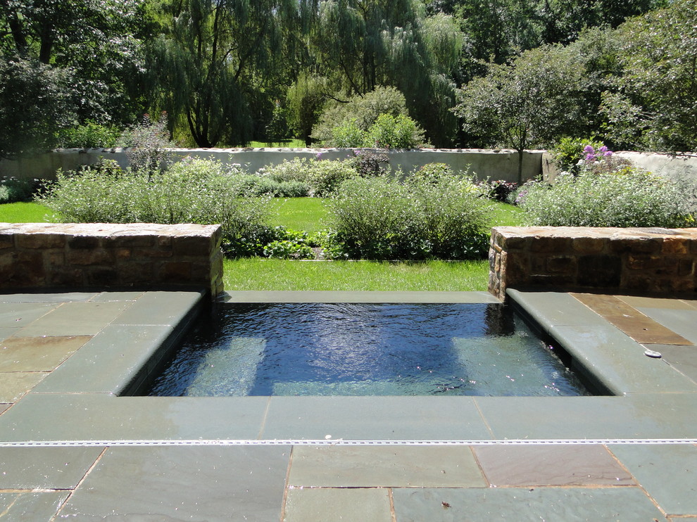 Idéer för en liten klassisk pool, med spabad och naturstensplattor