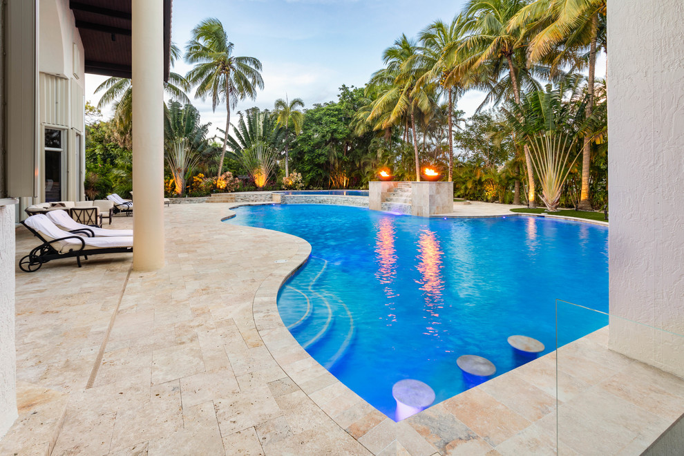 Foto de piscina con fuente infinita moderna extra grande a medida en patio trasero con suelo de baldosas