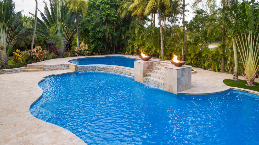 Diseño de piscina con fuente infinita moderna extra grande a medida en patio trasero con suelo de baldosas