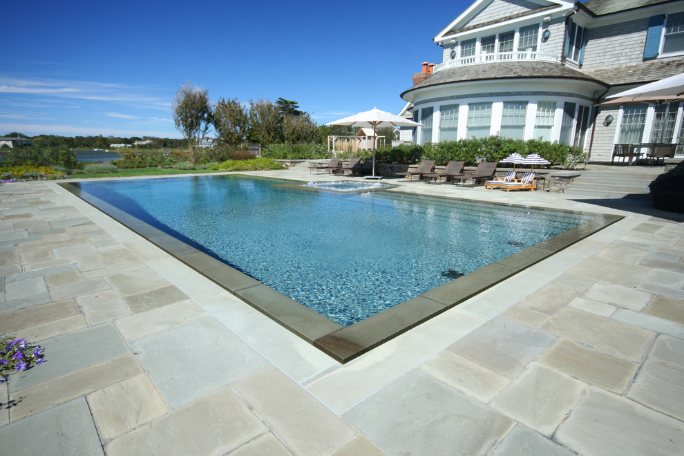 Ejemplo de piscinas y jacuzzis contemporáneos a medida en patio trasero con adoquines de piedra natural