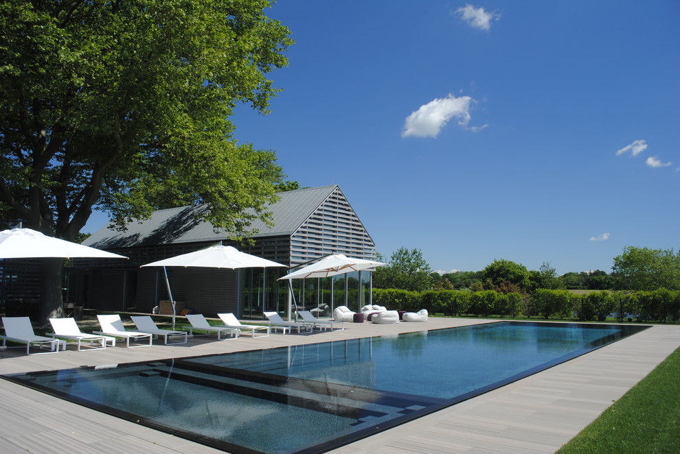 Geräumiger Moderner Pool hinter dem Haus in rechteckiger Form mit Betonboden in New York