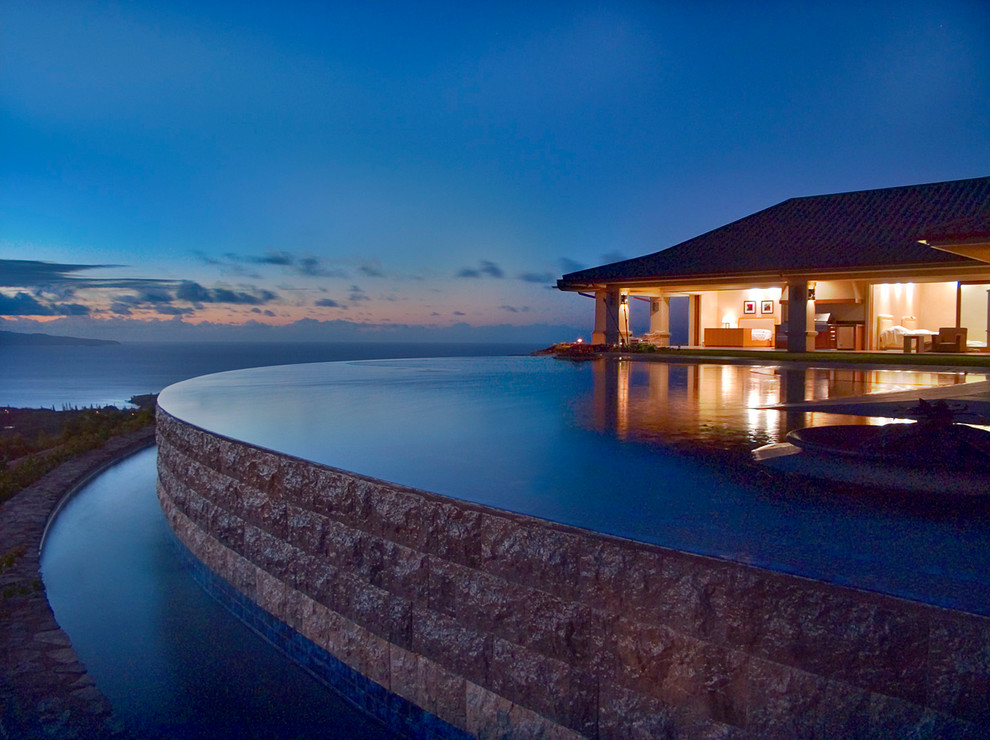 Geräumiger, Gefliester Infinity-Pool hinter dem Haus in individueller Form mit Wasserspiel in Hawaii