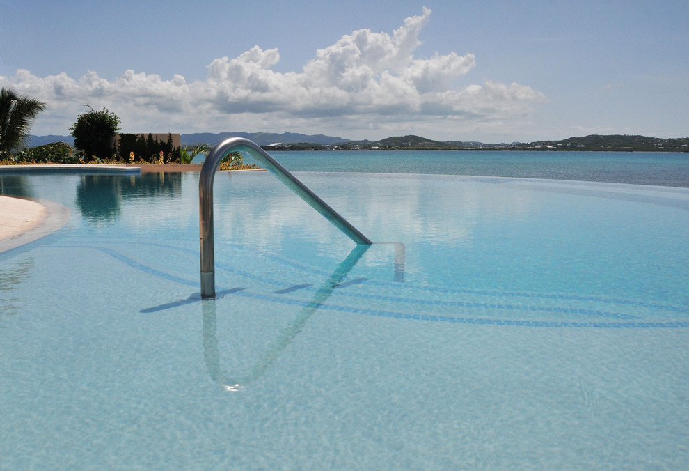 Foto di una piscina a sfioro infinito tropicale