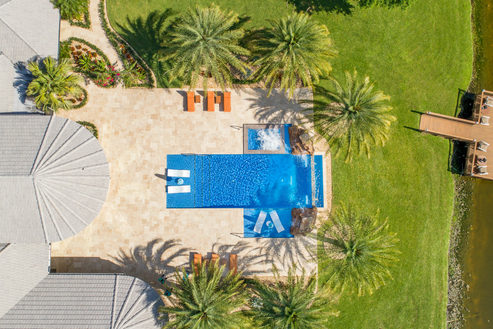 Источник вдохновения для домашнего уюта: большой прямоугольный бассейн-инфинити на заднем дворе в морском стиле с джакузи и покрытием из каменной брусчатки