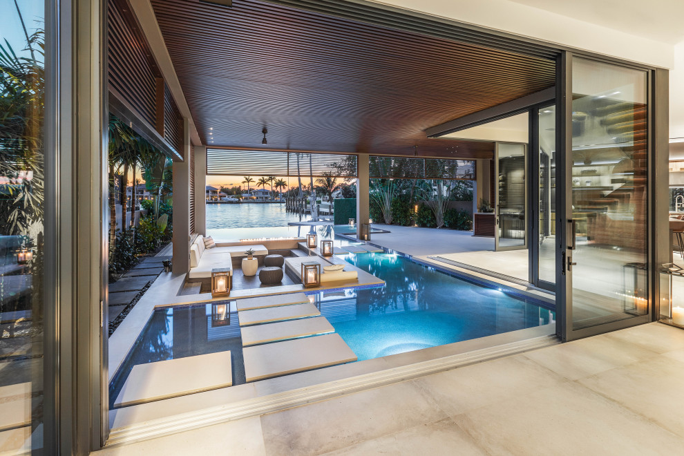Geräumiger Moderner Infinity-Pool hinter dem Haus in individueller Form mit Dielen in Miami