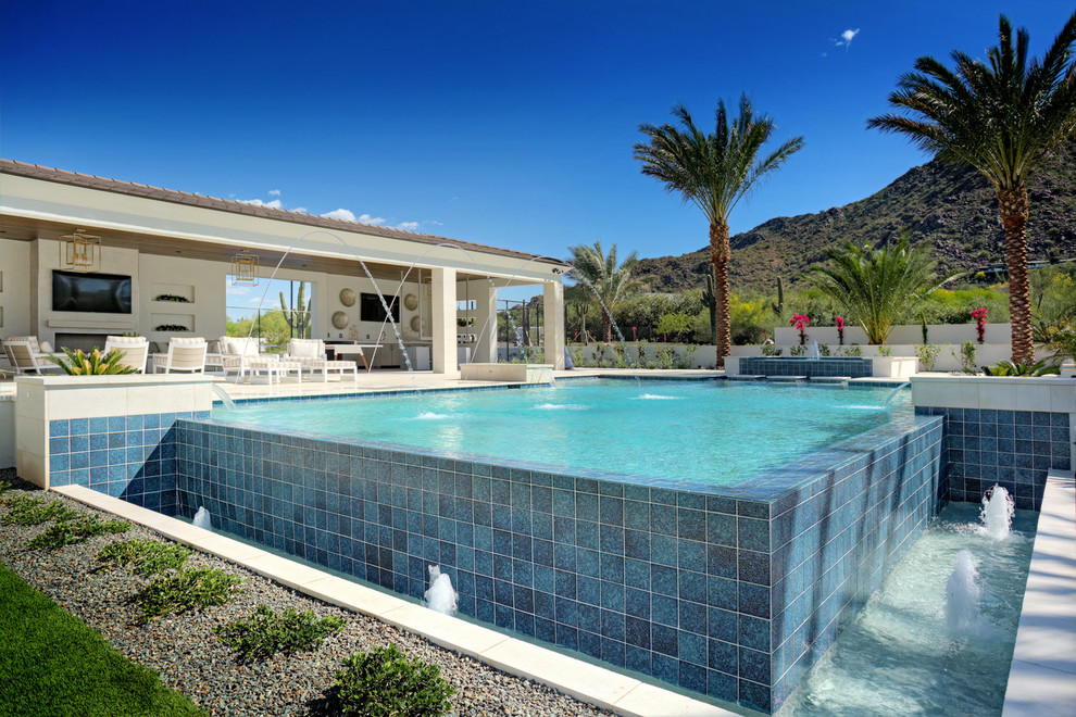 Cette photo montre une très grande piscine à débordement et arrière moderne rectangle avec un point d'eau.