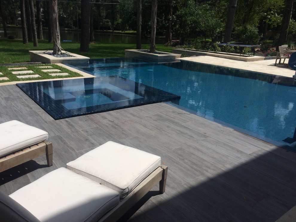 Großer, Gefliester Moderner Pool hinter dem Haus in individueller Form in Houston