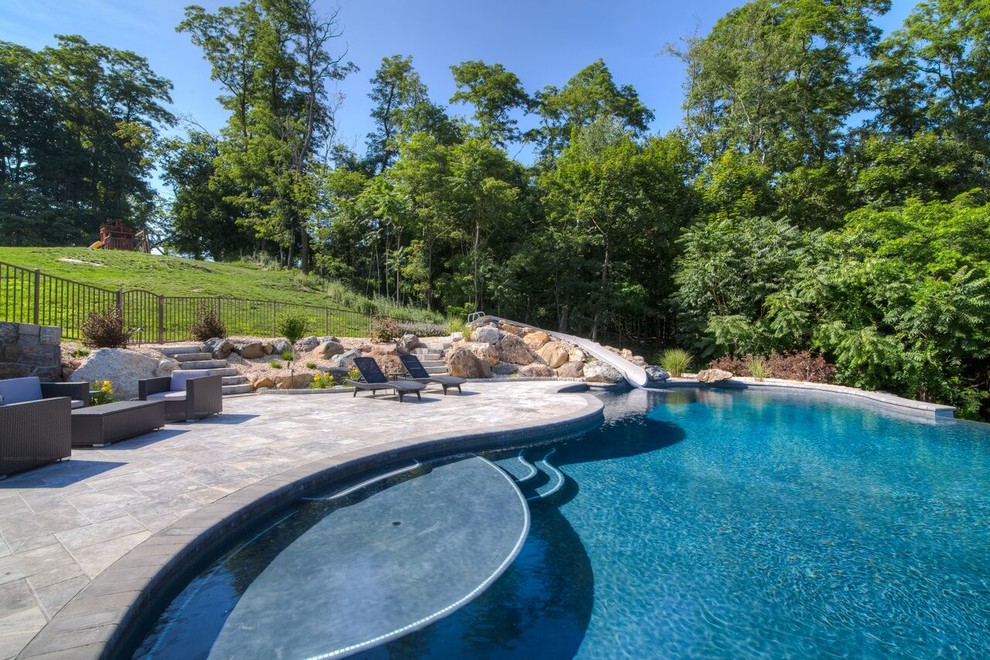 Moderner Infinity-Pool hinter dem Haus in individueller Form mit Wasserrutsche und Natursteinplatten in New York