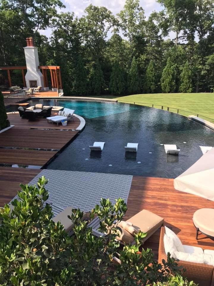 Geräumiger Infinity-Pool hinter dem Haus in individueller Form in Little Rock