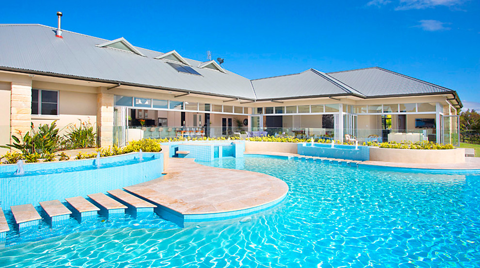 Immagine di un'ampia piscina minimal dietro casa con fontane