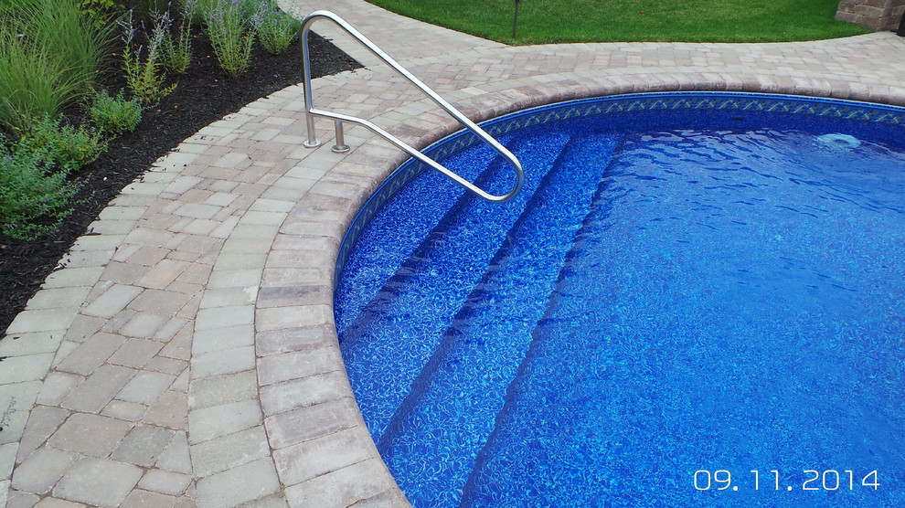 Idées déco pour une piscine arrière moderne de taille moyenne et sur mesure avec des pavés en brique.