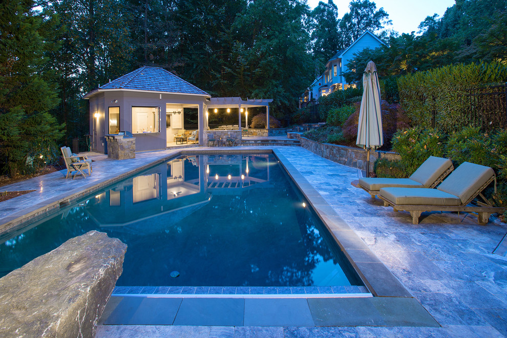 Esempio di un'ampia piscina tradizionale rettangolare nel cortile laterale con una dépendance a bordo piscina e pavimentazioni in pietra naturale