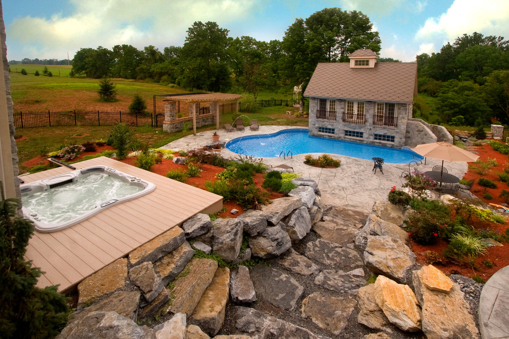 Diseño de piscinas y jacuzzis alargados eclécticos grandes a medida en patio trasero con entablado