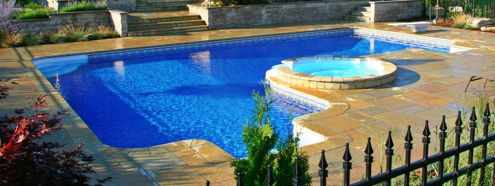 Modelo de piscinas y jacuzzis contemporáneos grandes en forma de L en patio trasero