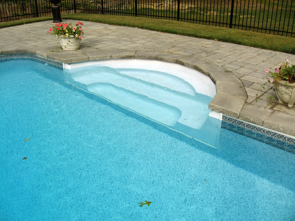 Идея дизайна: большой прямоугольный, спортивный бассейн на заднем дворе в стиле модернизм с мощением клинкерной брусчаткой