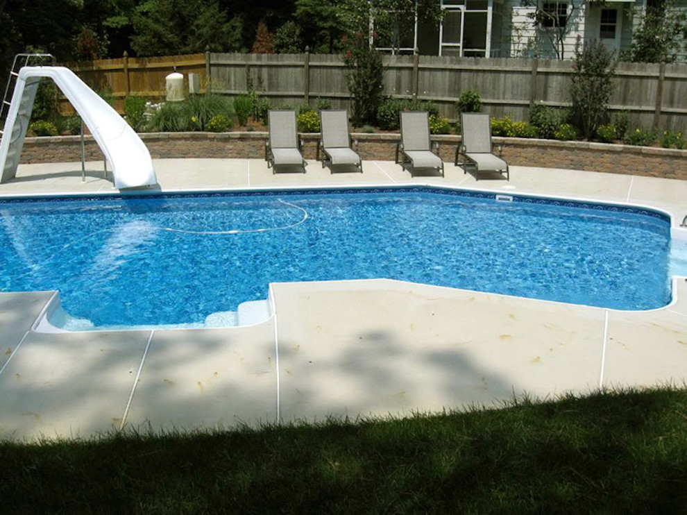 Стильный дизайн: спортивный, прямоугольный бассейн среднего размера на заднем дворе в стиле модернизм с водной горкой и покрытием из бетонных плит - последний тренд