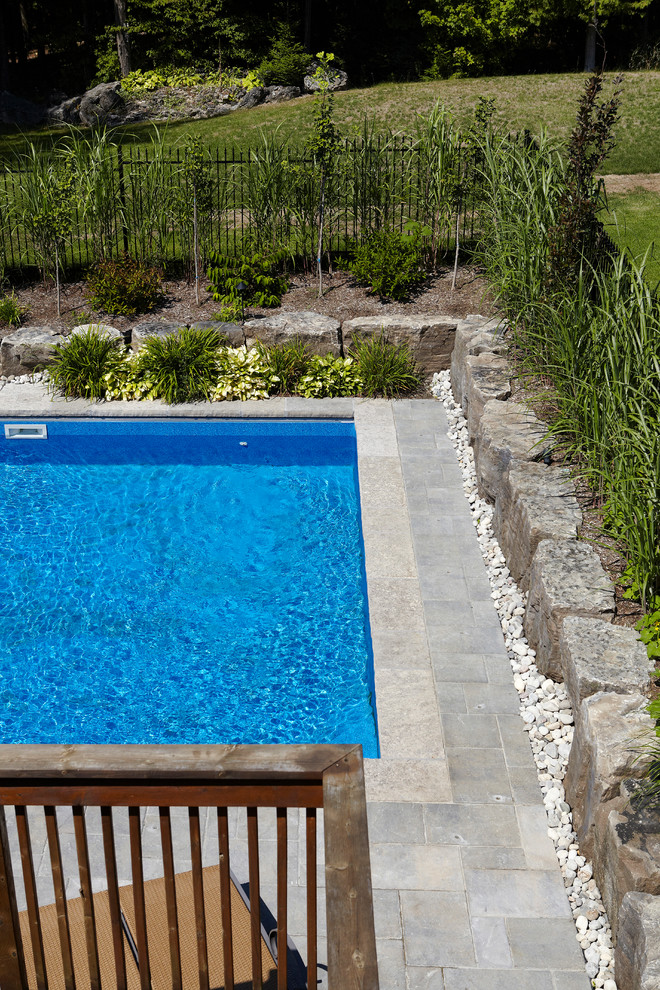 Foto di una grande piscina monocorsia contemporanea rettangolare dietro casa con fontane e pavimentazioni in mattoni