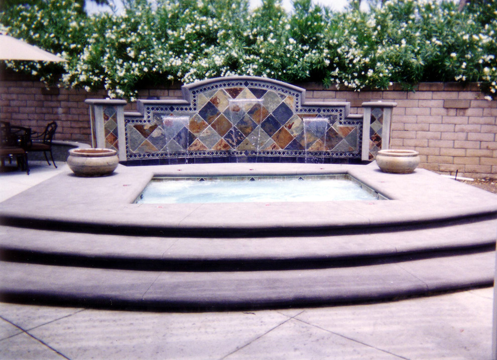 Idee per una piscina design rettangolare di medie dimensioni e dietro casa con una vasca idromassaggio