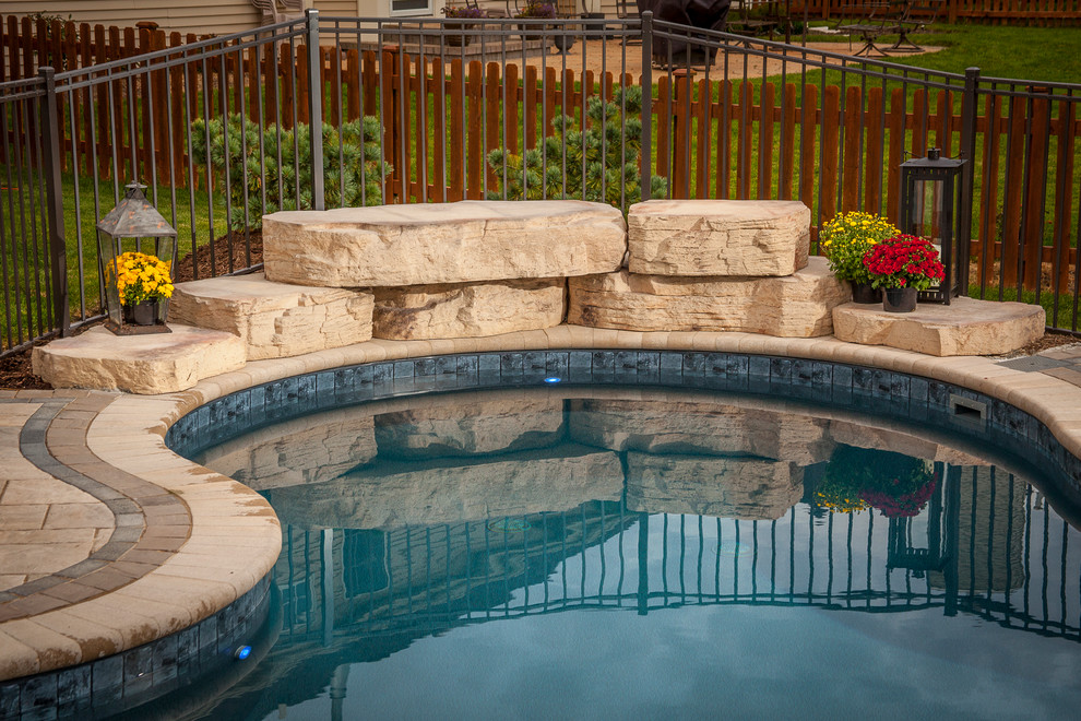 Стильный дизайн: естественный бассейн среднего размера, произвольной формы на заднем дворе в стиле модернизм с фонтаном и покрытием из каменной брусчатки - последний тренд