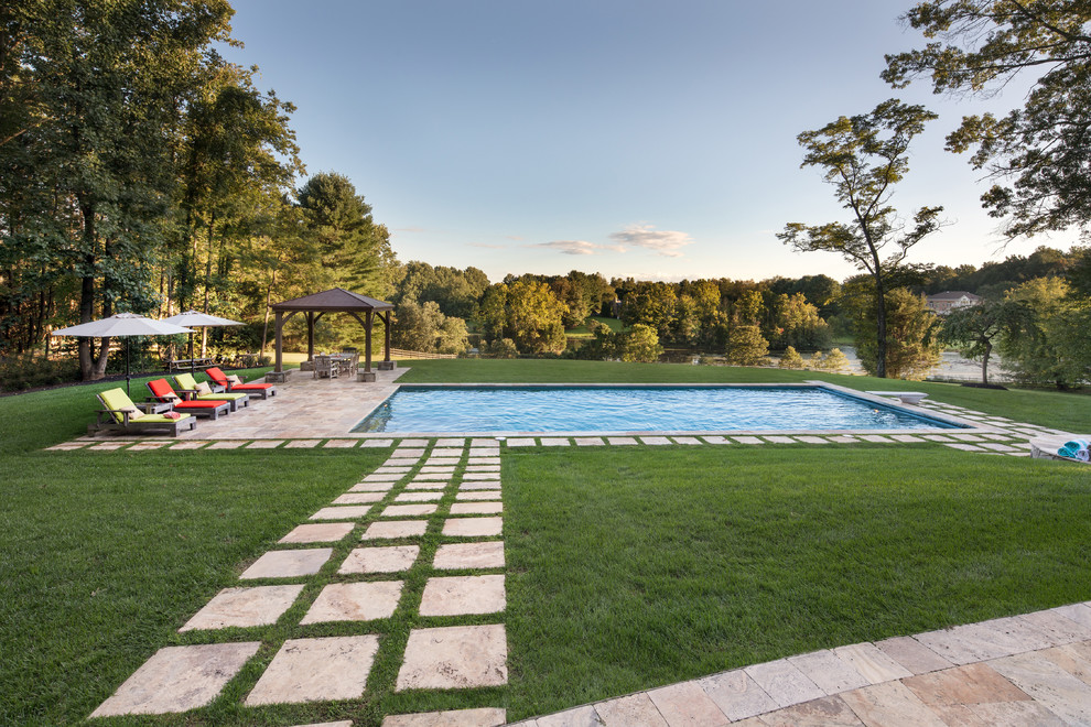 Imagen de piscinas y jacuzzis alargados actuales rectangulares en patio trasero con suelo de baldosas