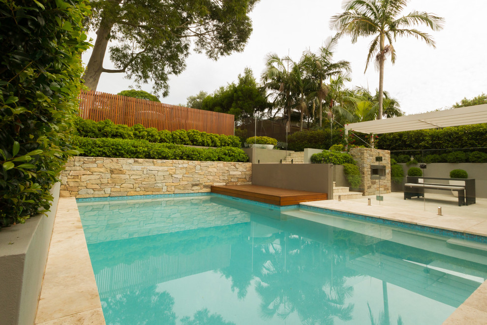 Idee per una piscina monocorsia contemporanea rettangolare di medie dimensioni e dietro casa con un acquascivolo e pedane
