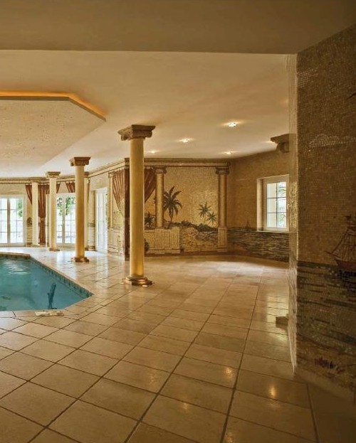 Diseño de casa de la piscina y piscina actual grande a medida en patio lateral con suelo de baldosas