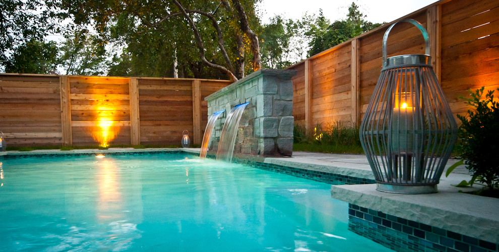 Стильный дизайн: естественный, прямоугольный бассейн среднего размера на заднем дворе в стиле модернизм с фонтаном и мощением тротуарной плиткой - последний тренд