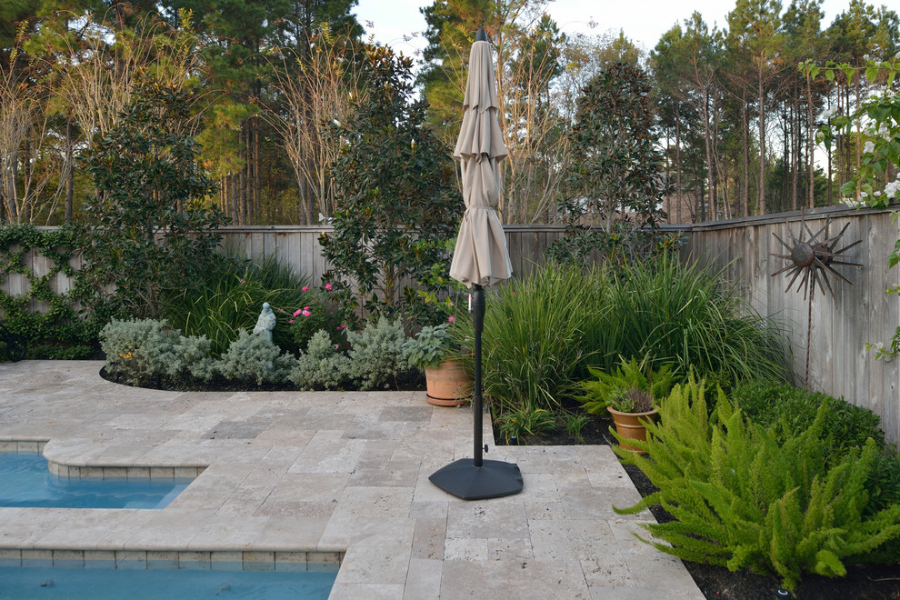 Diseño de piscinas y jacuzzis naturales tradicionales renovados grandes rectangulares en patio trasero con adoquines de piedra natural