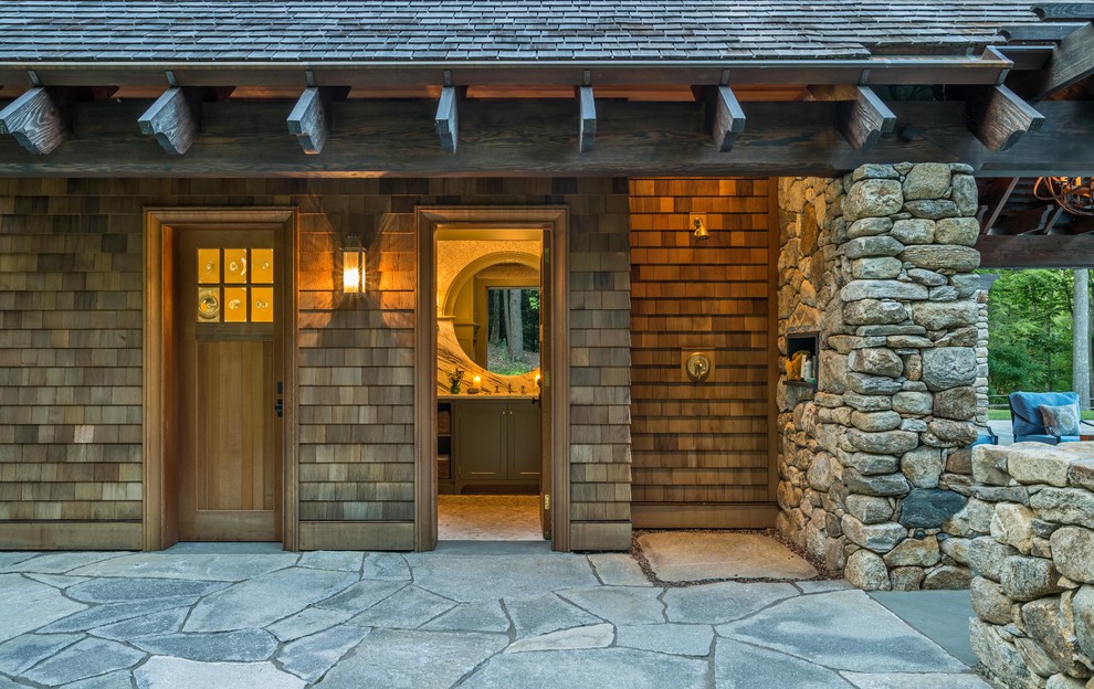 Imagen de casa de la piscina y piscina rústica rectangular en patio trasero con adoquines de piedra natural