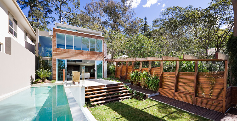Foto di una piscina a sfioro infinito minimal rettangolare dietro casa