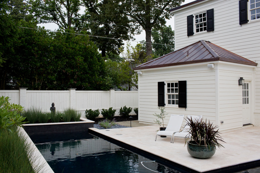 Modelo de casa de la piscina y piscina alargada clásica pequeña en forma de L en patio trasero con adoquines de piedra natural